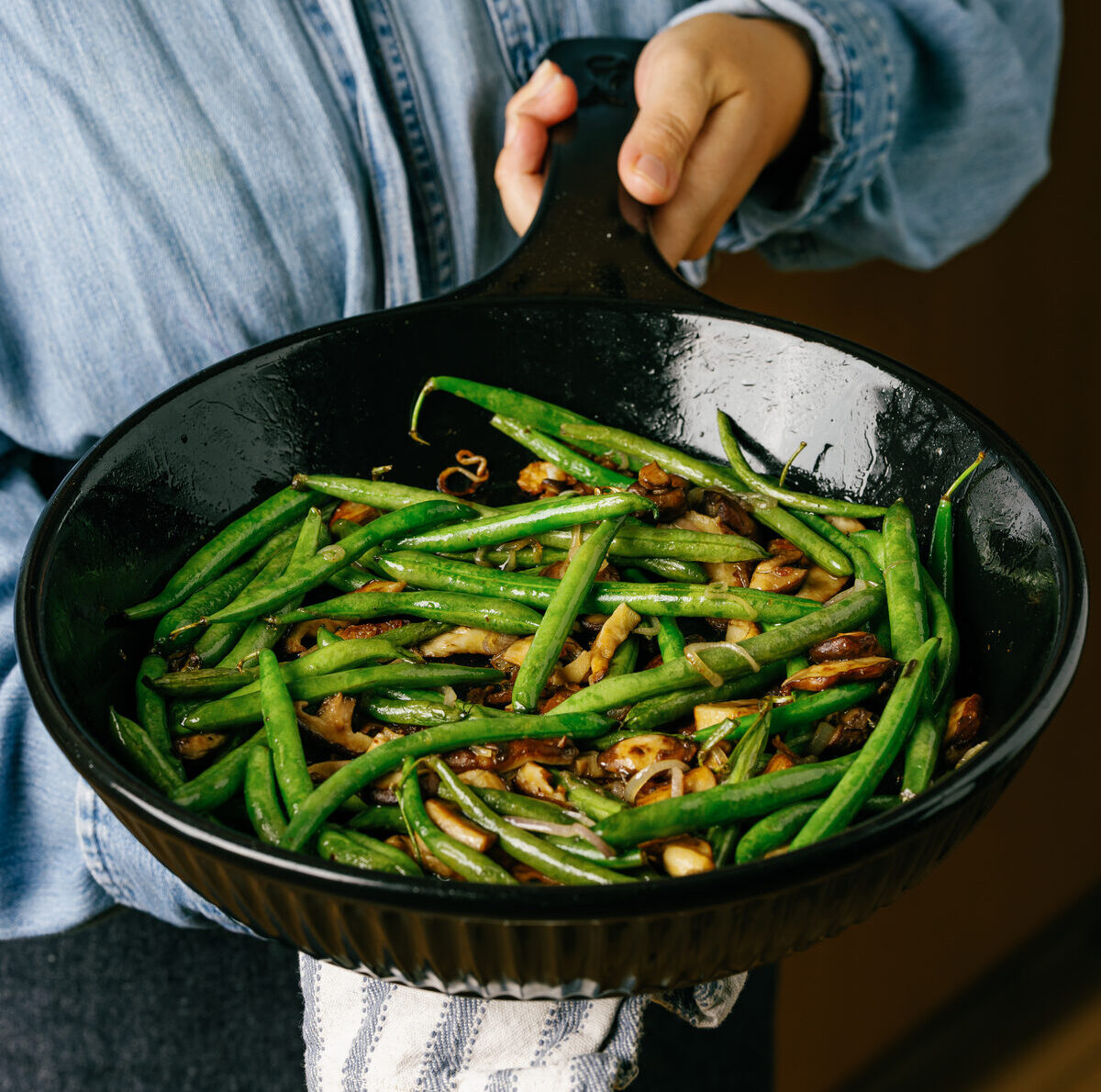 Image of the Xtrema Founder's Classic Skillet with a big batch of garlicky green peas.