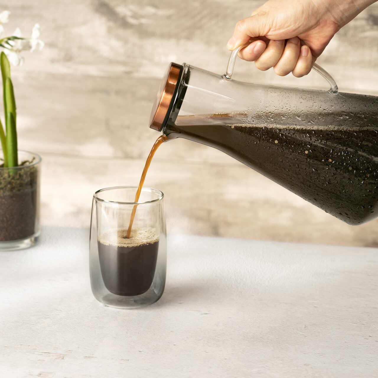 Image of the Ohom Sio Cold Brew Pitcher pouring a nice glass of coffee.