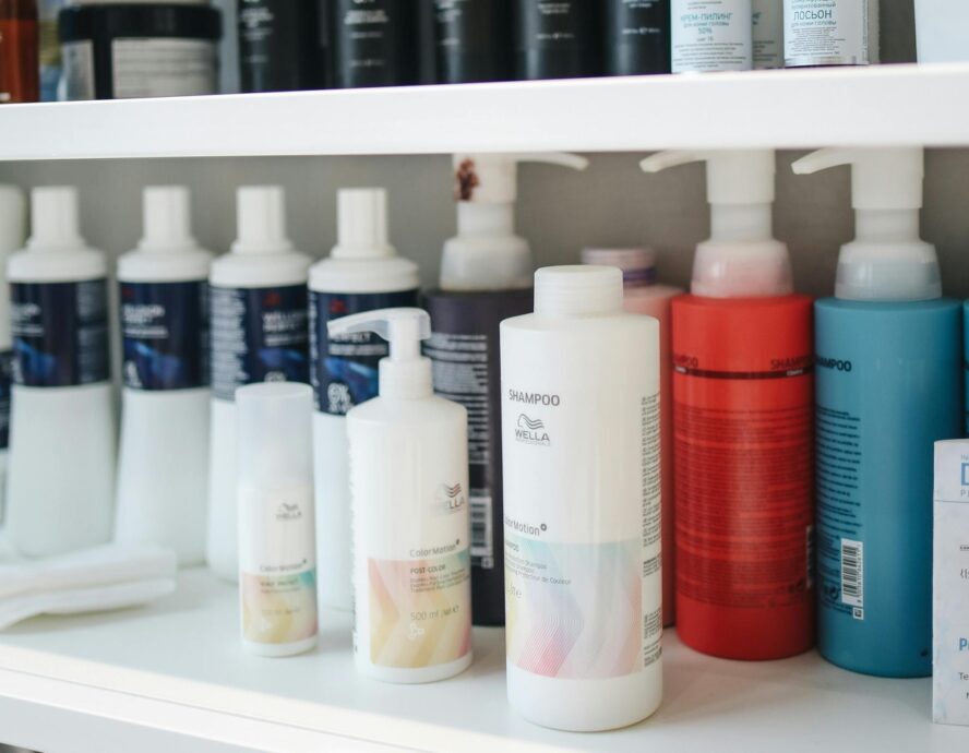 Image of two rows of shampoo bottles in various packaging, some of which may contain phthalates.