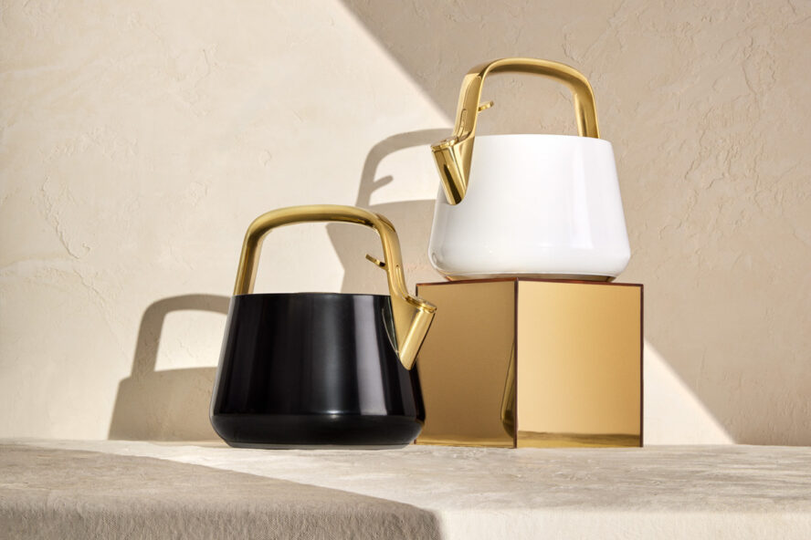 Image of the Caraway Tea Kettle in the two Iconics colors.