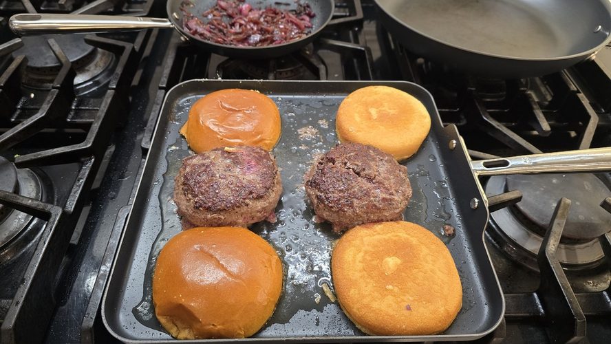Image of a Misen Carbon Nonstick square griddle pan with two burgers and buns.